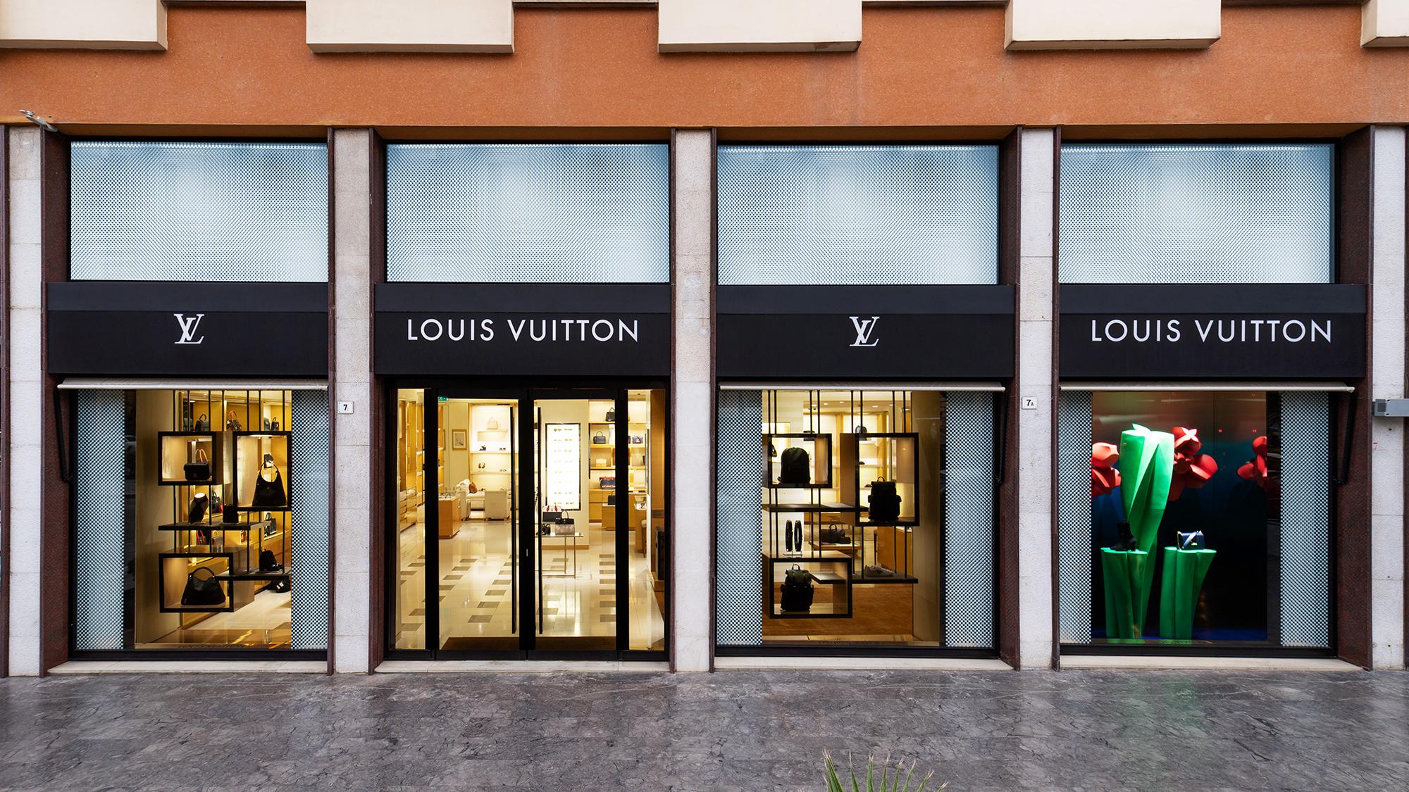 Louis Vuitton - Palermo — Shopping Deluxe — LuuryVipHotels SrL